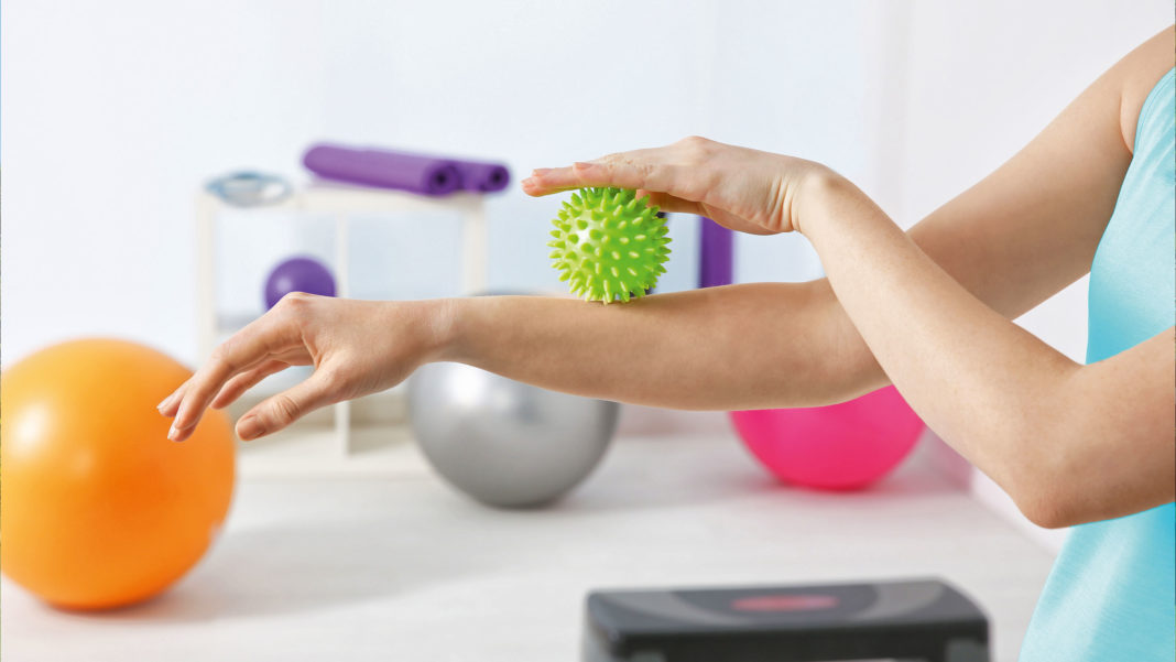 Physiotherapie gehört zu den etablierten Behandlungsmethoden (ild: Africa Studio StockAdobe)