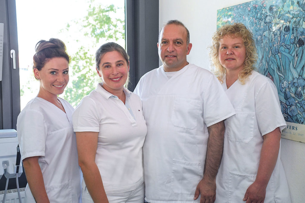 Eingespieltes Team seit Jahren: Zahnärzte Andrea Dibah (zweite von links) und Kambiz Dibah mit ihren Zahnarzthelferinnen, Foto : Achim Keller