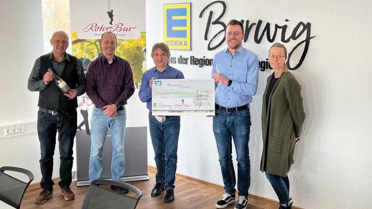 Von links: Udo Opel, Geschäftsführer vom Roten Bur, Heiko Förderer, Bezirksleiter der Barwigmärkte, Claus Geppert, Leiter Elternhaus vom Förderverein für krebskranke Kinder e.V. Freiburg, Sven Barwig und Nadine Barwig – Geschäftsleitung der Barwiggruppe.