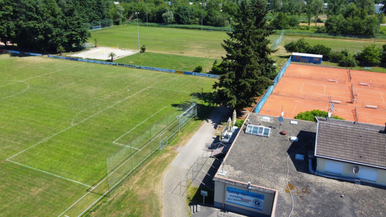 Staubtrockene Tennisplätze, vertrockneter Fußballrasen: Der SV Solvay hat kein Wasser mehr (Foto: Achim Keller)