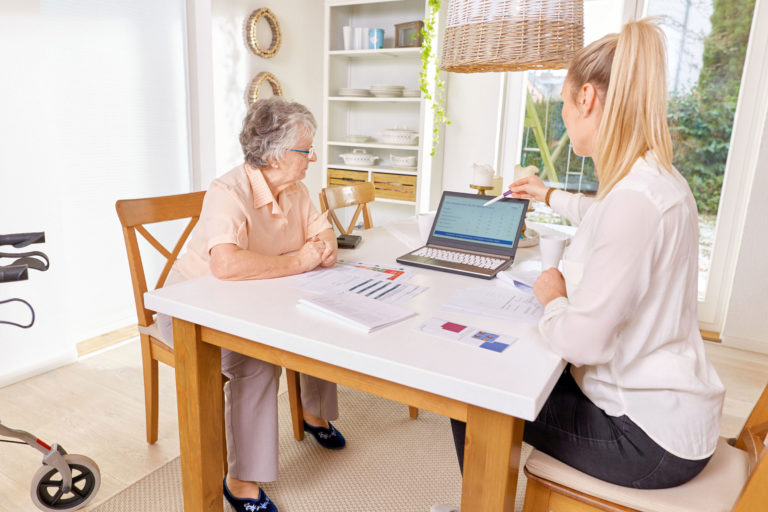 Die Kosten für einen Pflegeheimplatz überfordern viele Bewohner finanziel (Bild: djd/compass private pflegeberatung/mattphoto)
