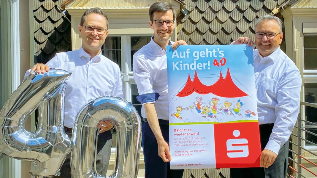 Gemeinsam trommeln sie für den 40. Bambinilauf: Marc Winsheimer (Sparkasse), Oberbürgermeister Martin Horn und Sparkassenchef Daniel Zeiler (v.l.). Foto: Sparkasse Freiburg-Nördlicher Breisgau
