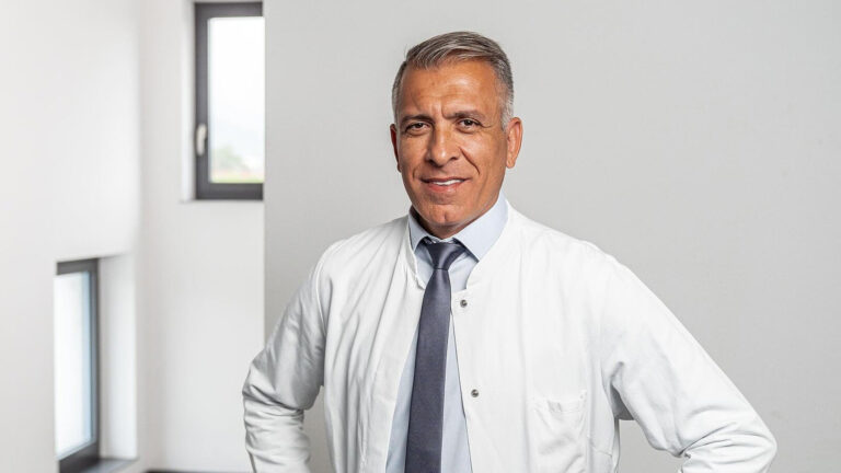 Chefarzt Abidin Karatas (© Artemed Kliniken Freiburg)